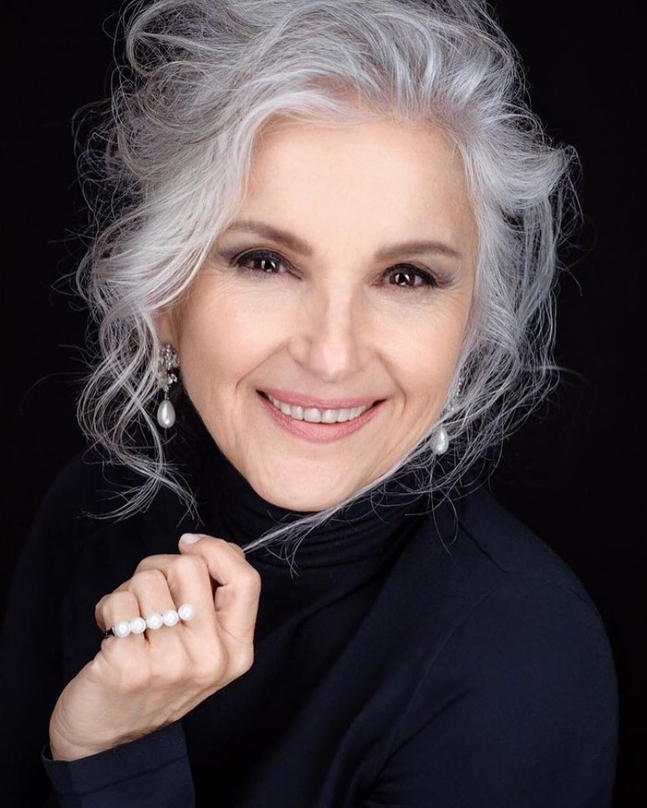 Capelli mossi over 50 - Instagram: @t.neklyudova_official 