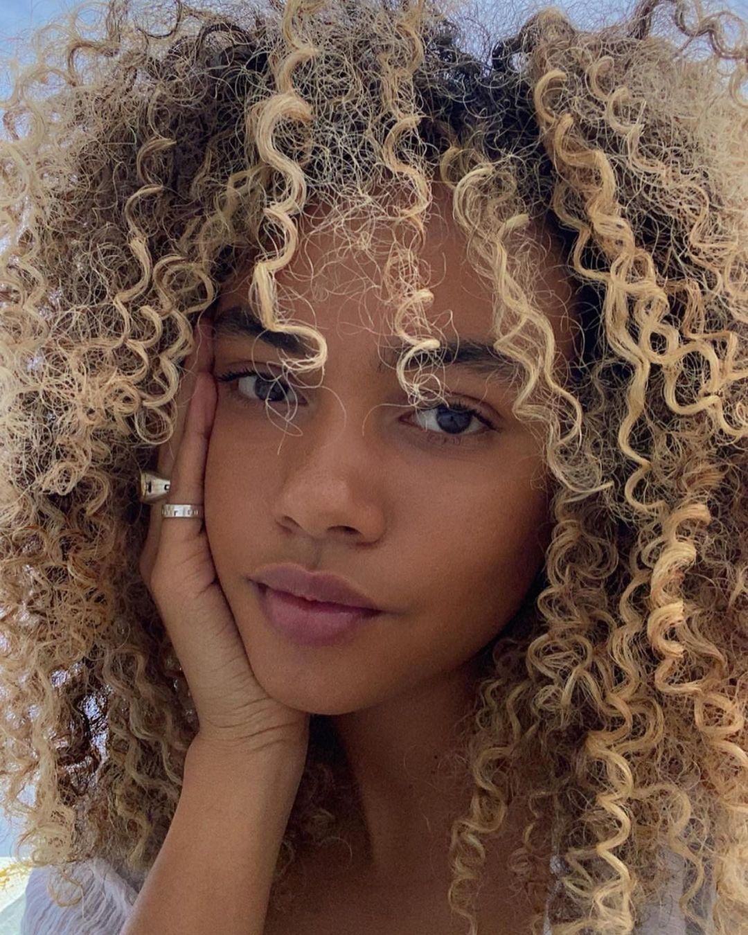 Capelli ricci biondi - Instagram: @oceanlewis