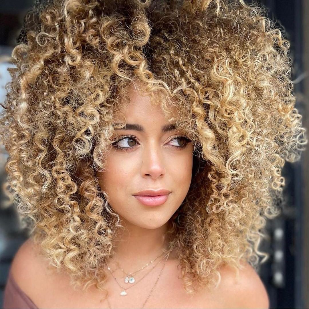 Capelli ricci biondo oro - Instagram: @milk.honey.hair 