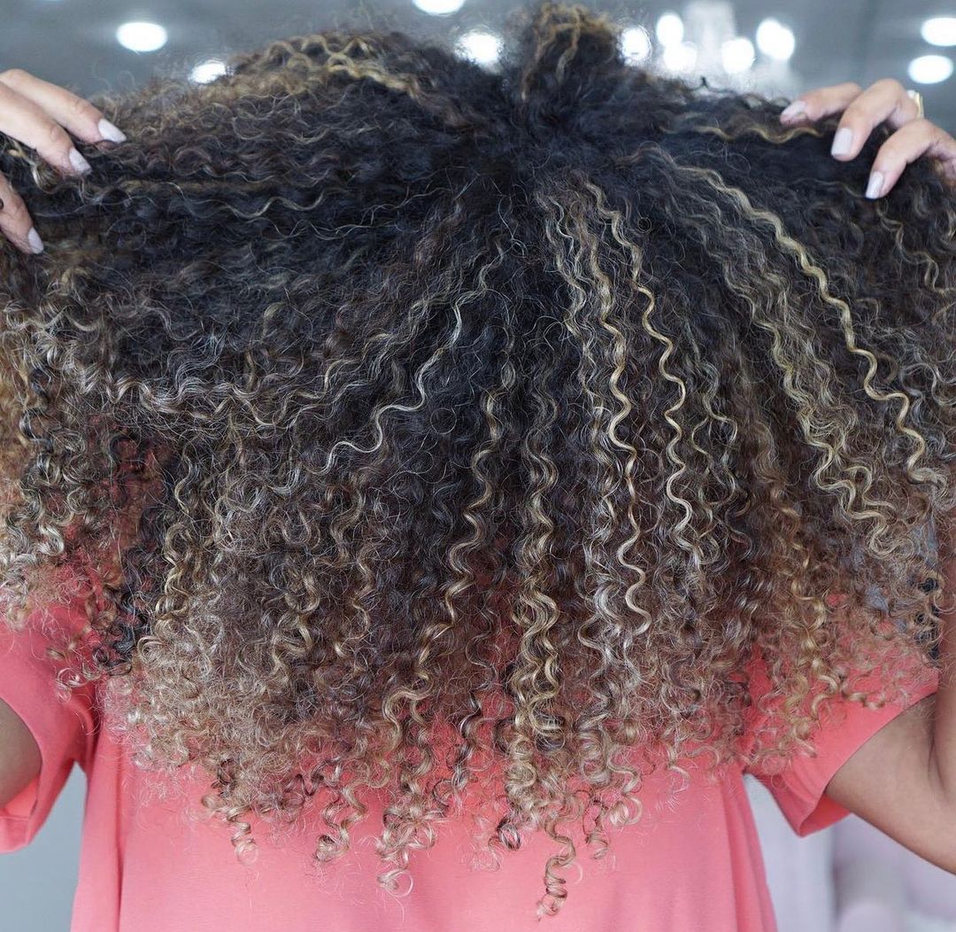 Capelli ricci castani sfumati - Instagram: @leysahairandmakeup 