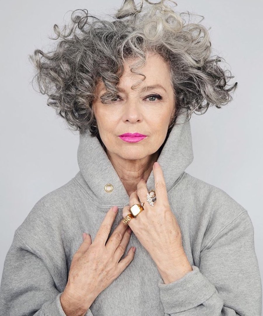 Capelli ricci over 50 - Instagram: @catherinemattelaer 