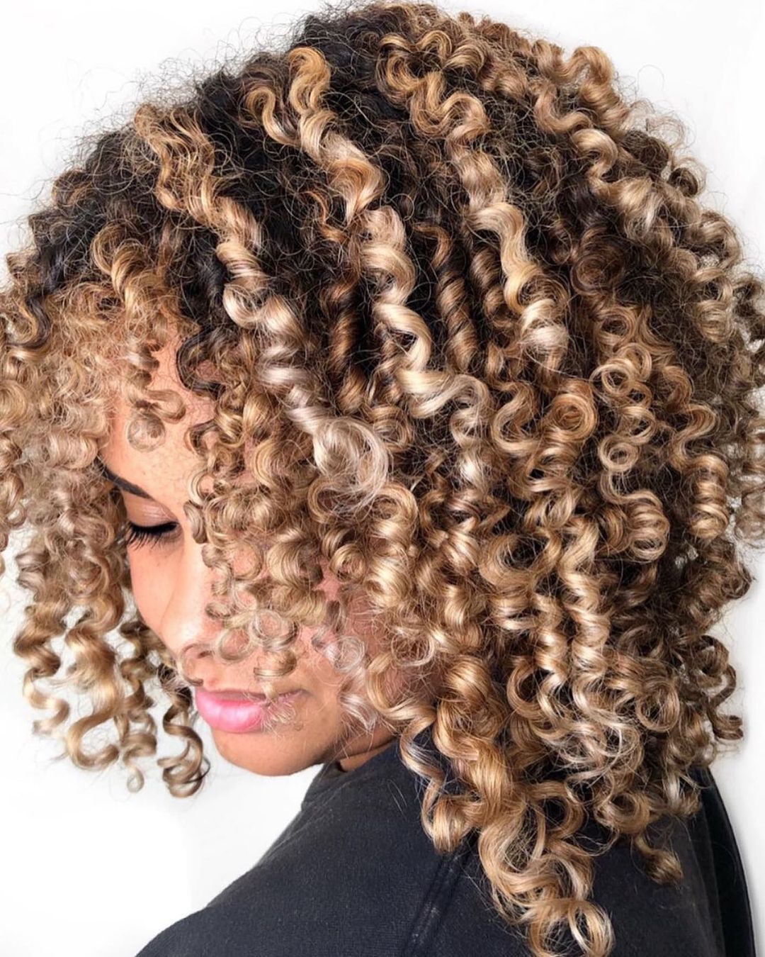 Capelli ricci sfumati - Instagram: @paris_mcelroy