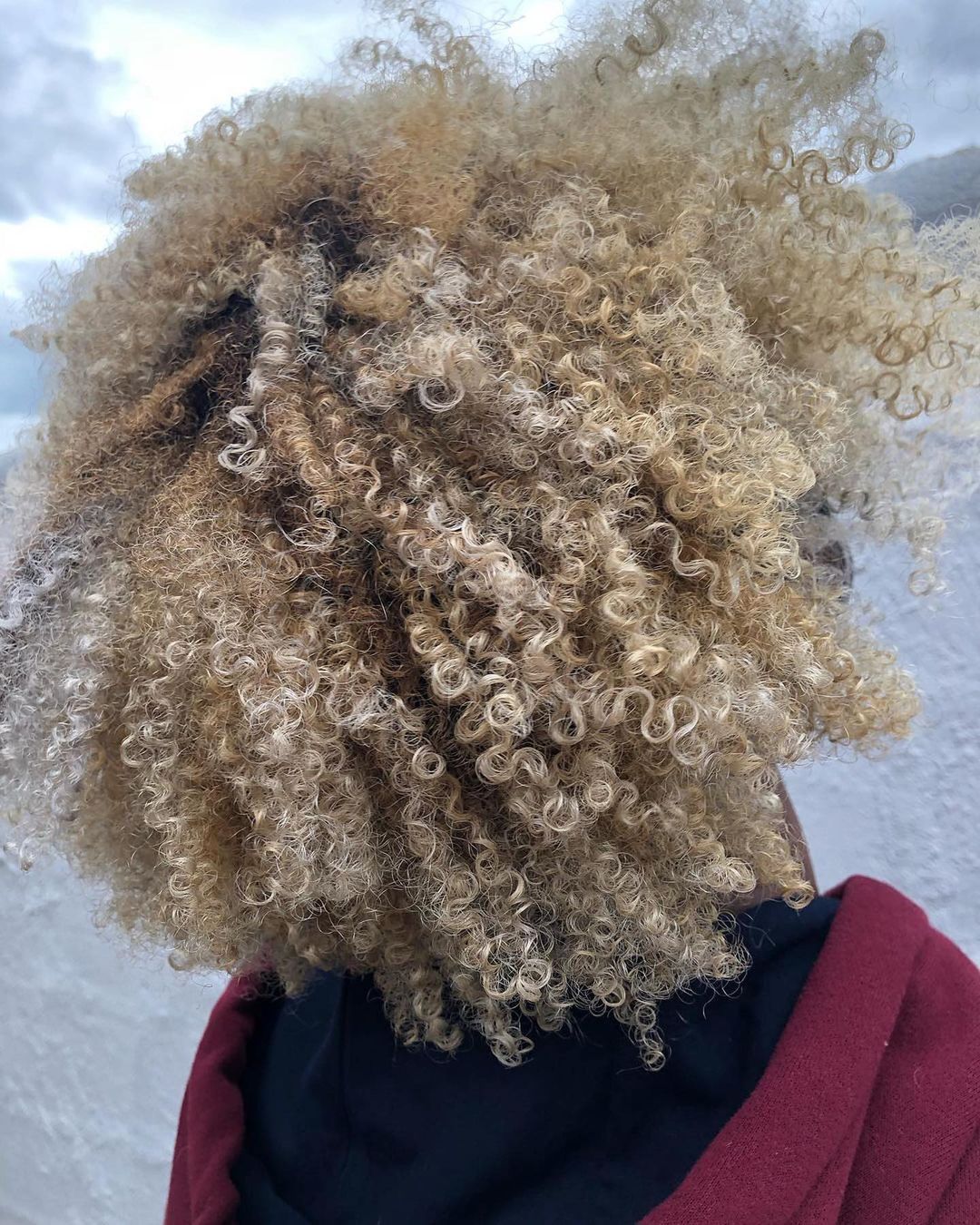 Capelli scalati ricci - Instagram: @thecurlmother