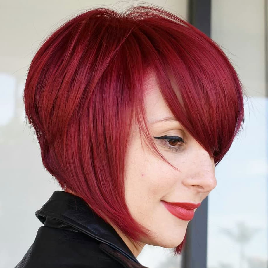 Caschetto con ciuffo rosso - Instagram: @diversify_salon