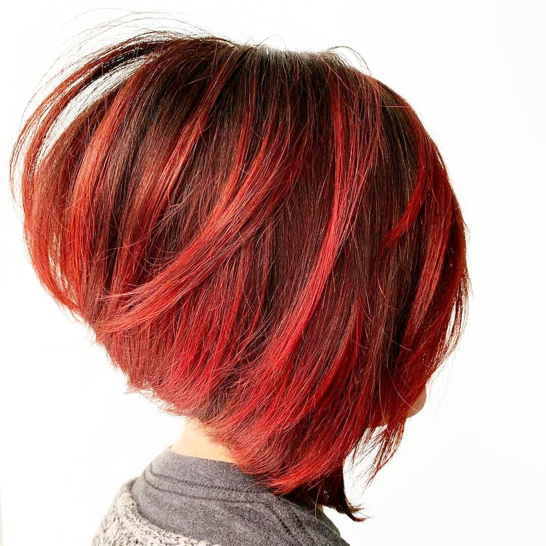 Caschetto con sfumature rosse - Instagram: @headrushdesigns