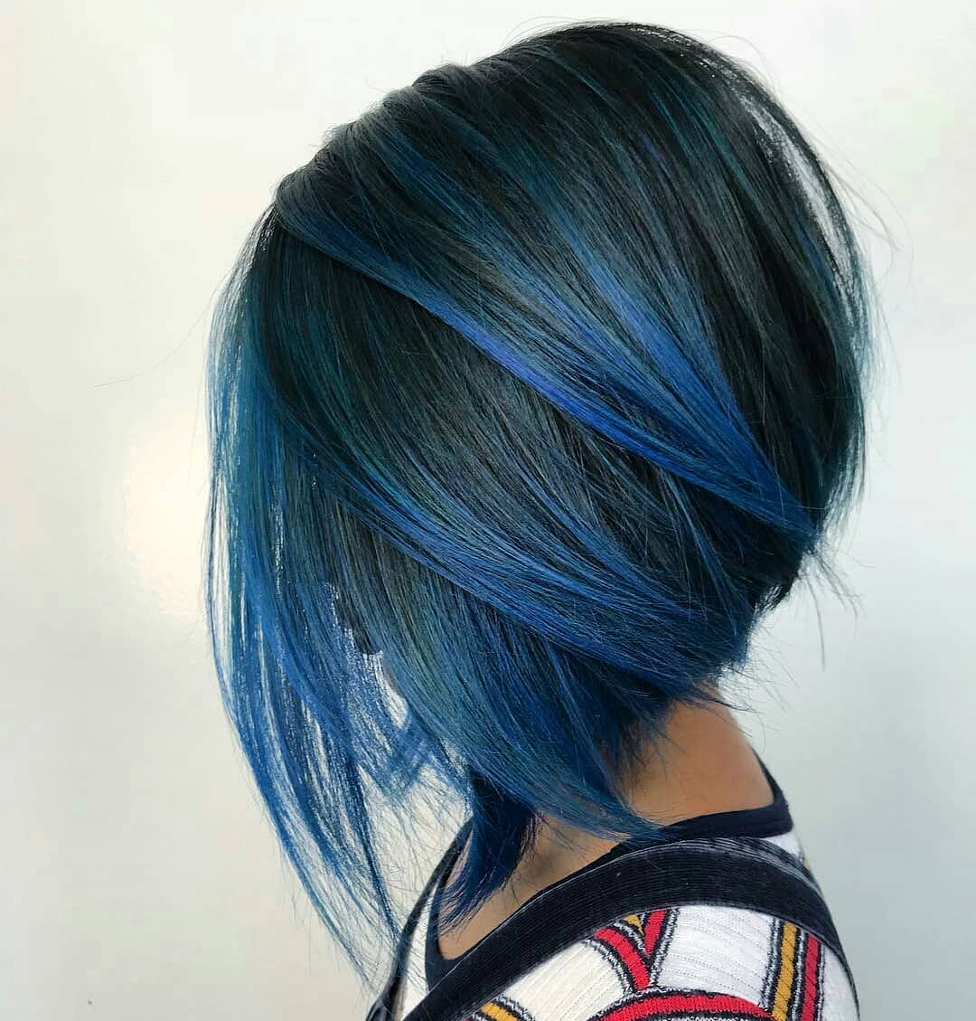 Caschetto nero con sfumature blu - Instagram: @styled_by_carolynn