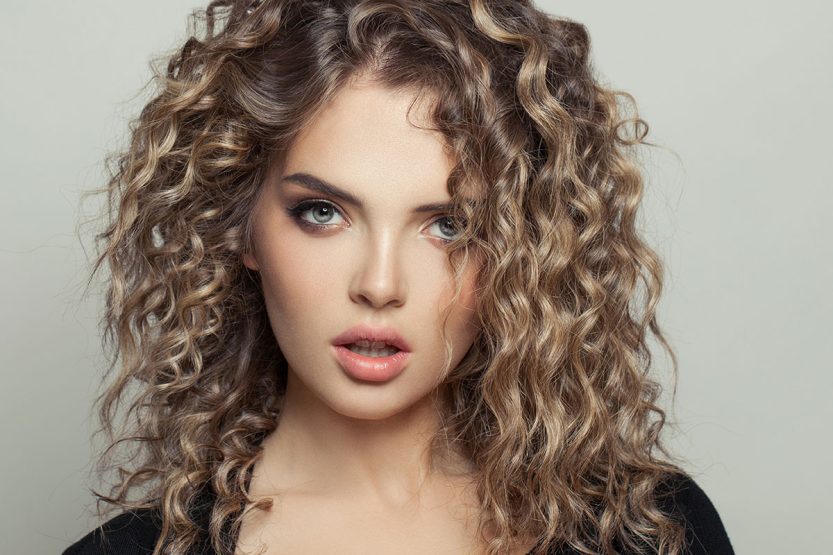 Come asciugare i capelli ricci - Foto: @adobestock.com