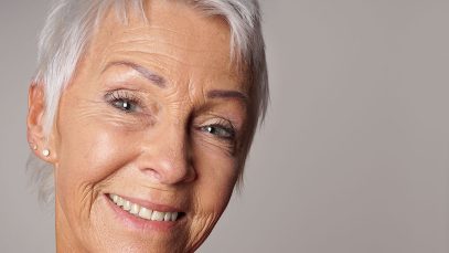 Donna anziana capelli sottili