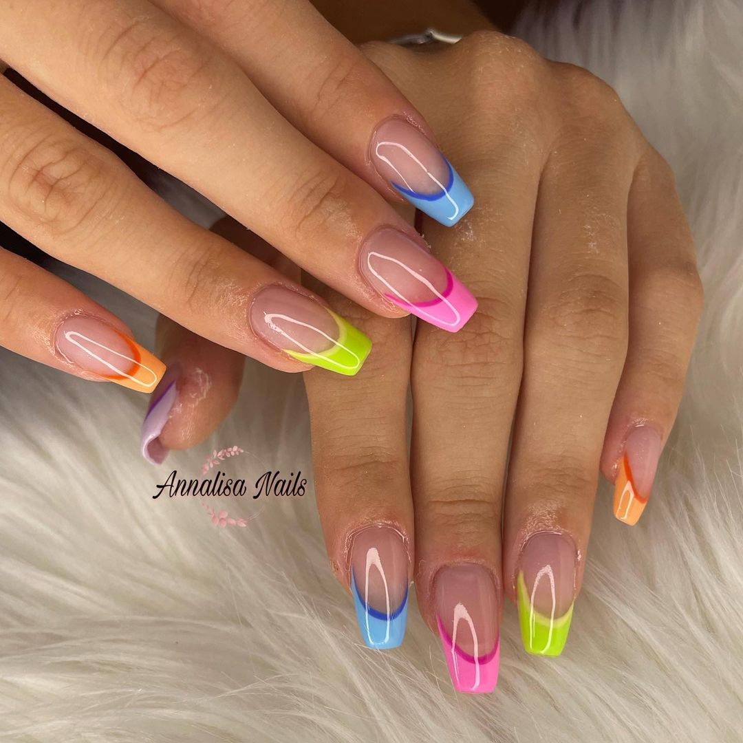 French colorate unghie quadrate - Instagram: @_annalisanails_