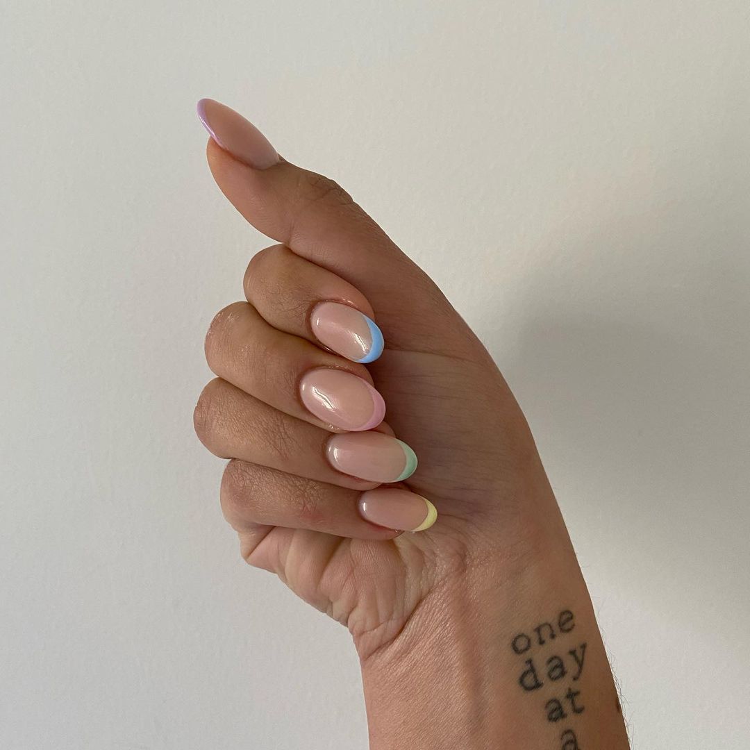 French manicure colorata - Instagram: @monicascorsone95