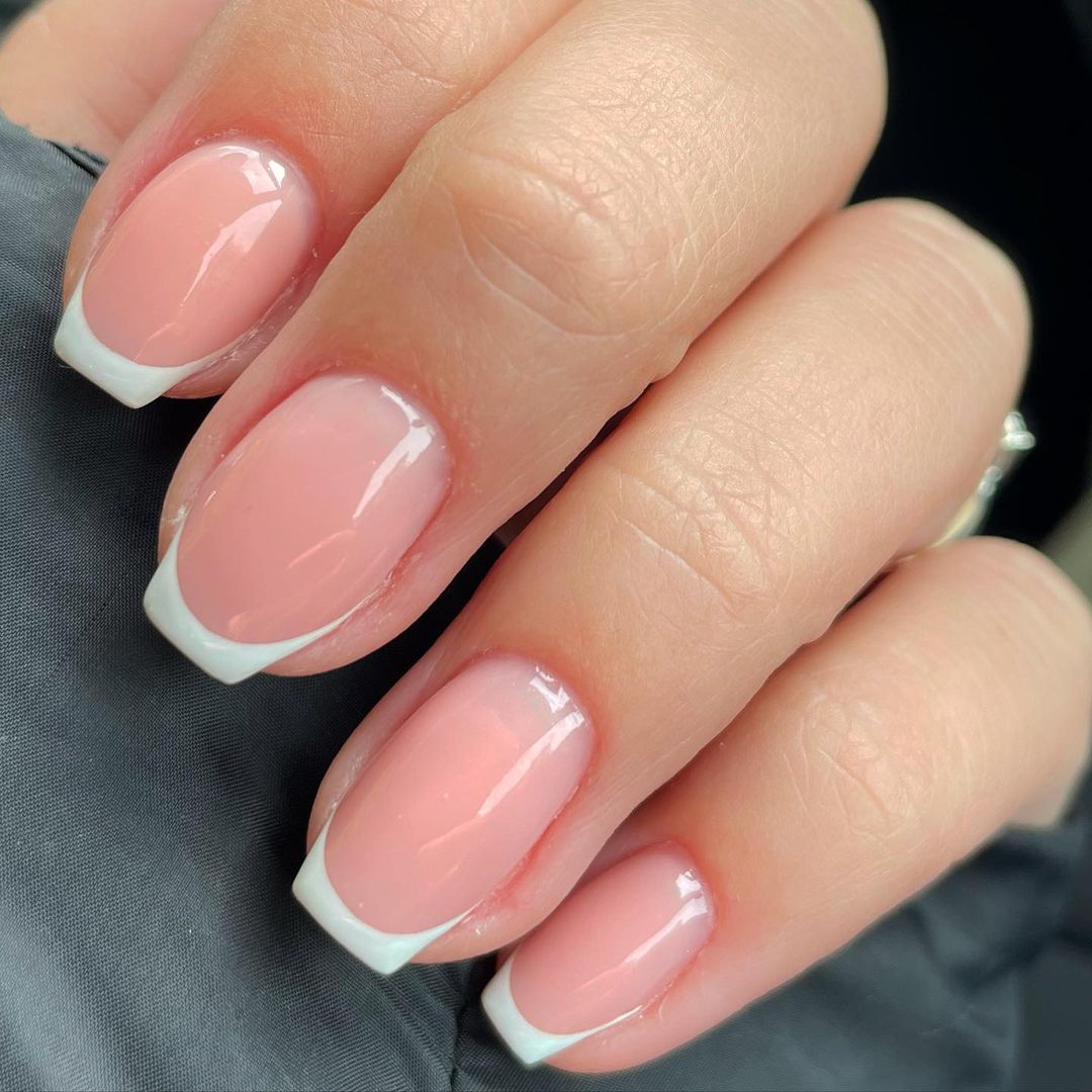 French manicure - Instagram: @serenitybeauty.salon