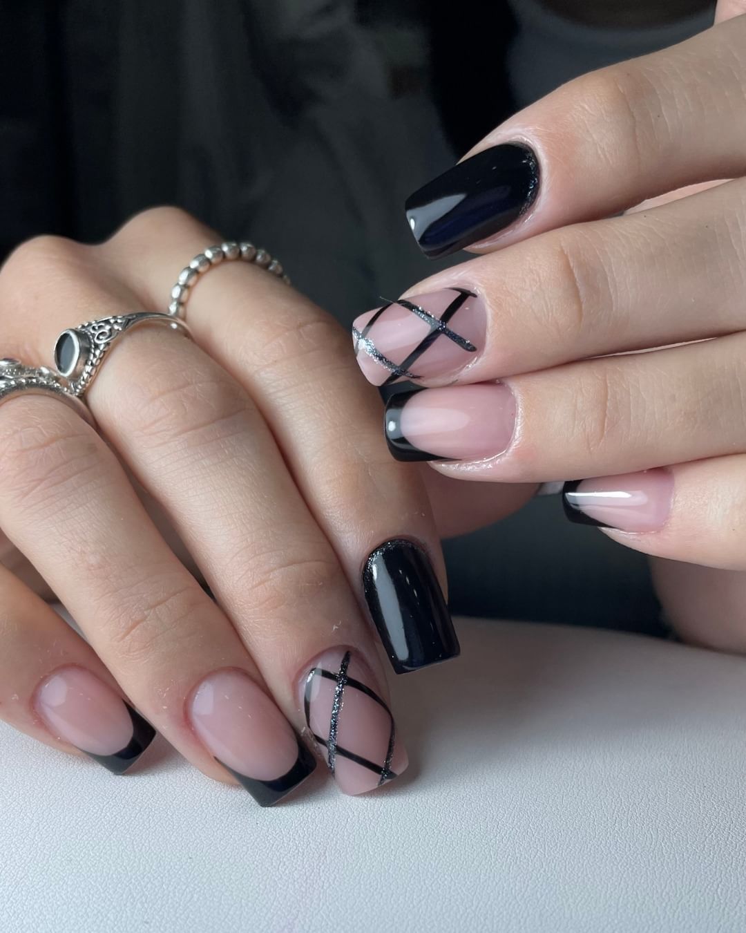 French nero - Instagram: @vanitasnails_official