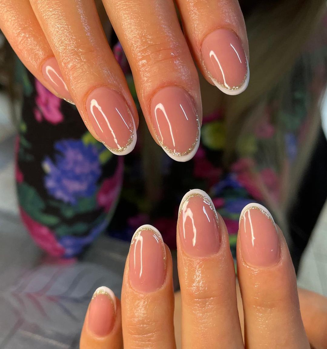 French unghie a mandorla - Instagram: @tata_nails_94
