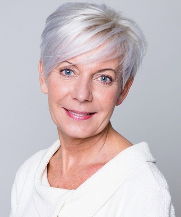 Pixie adatto alle over 50 - Instagram: @kurzhaarestylen