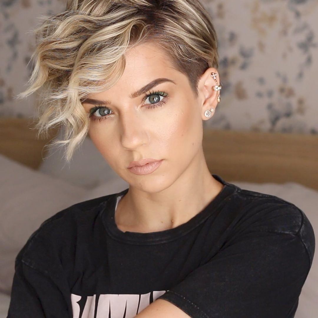 Pixie biondo con ciuffo mosso - Instagram: @krystalclearmakeup