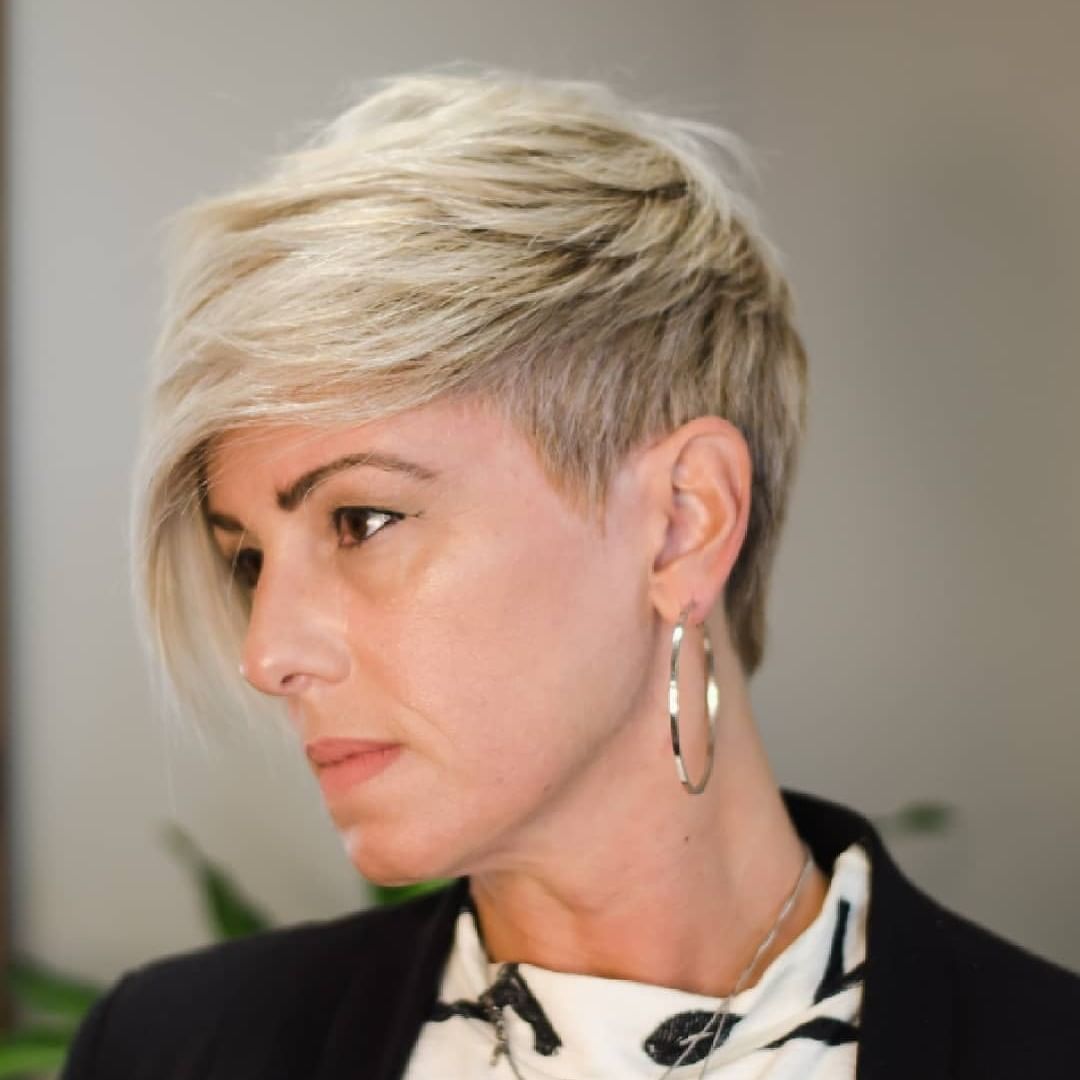 Pixie biondo con ciuffo - Instagram: @solosalonbykerol