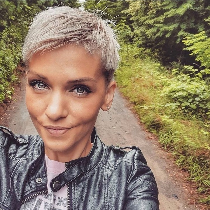 Pixie biondo sfilato - Instagram: @bezvlasu