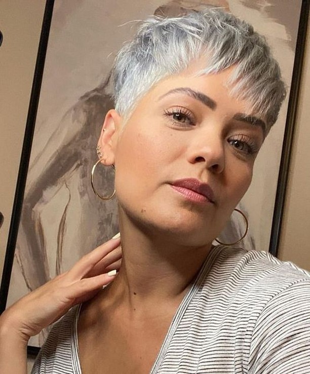 Pixie con frangia sfilata - Instagram: @kurzhaarestylen