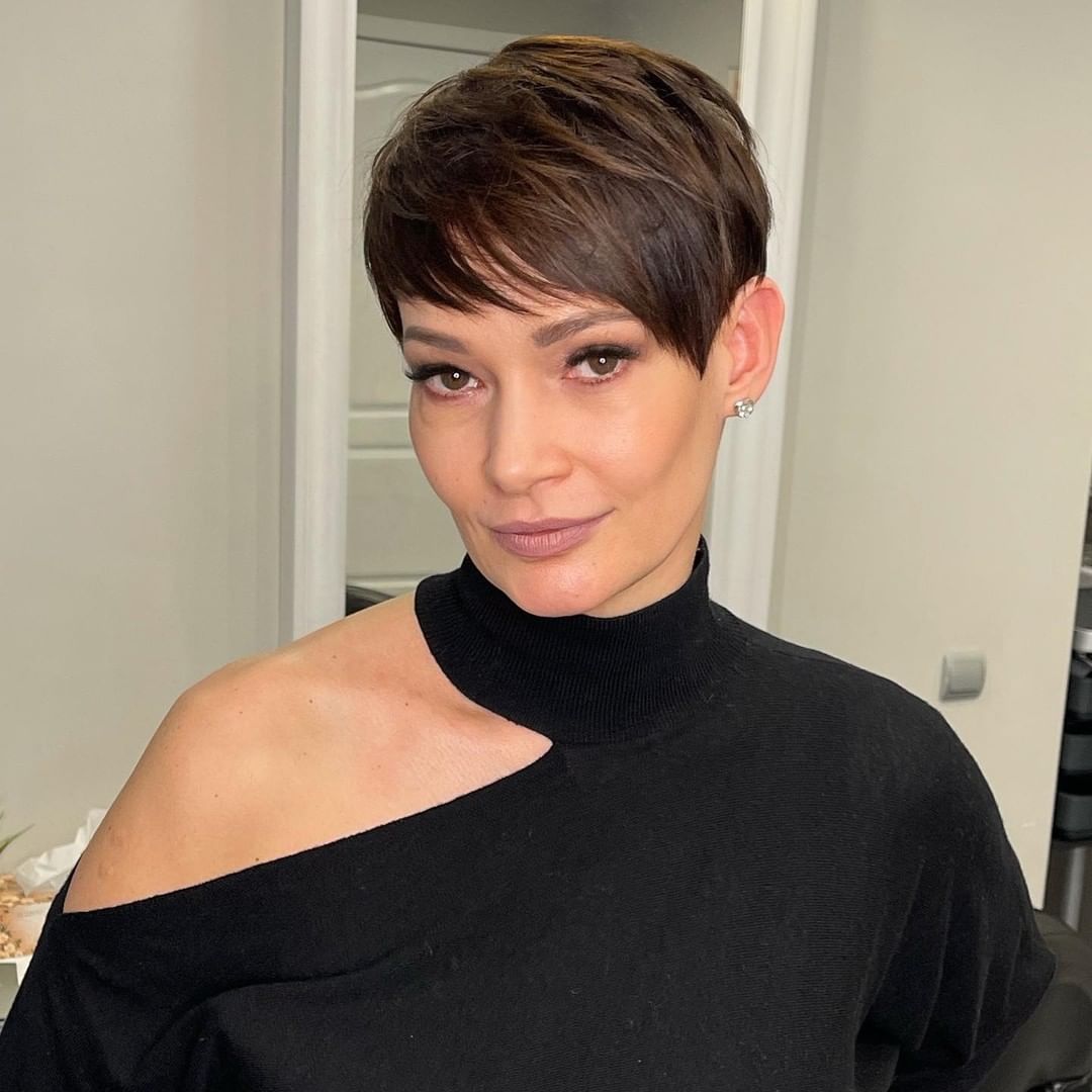 Pixie corto castano - Instagram: @rybokonirina