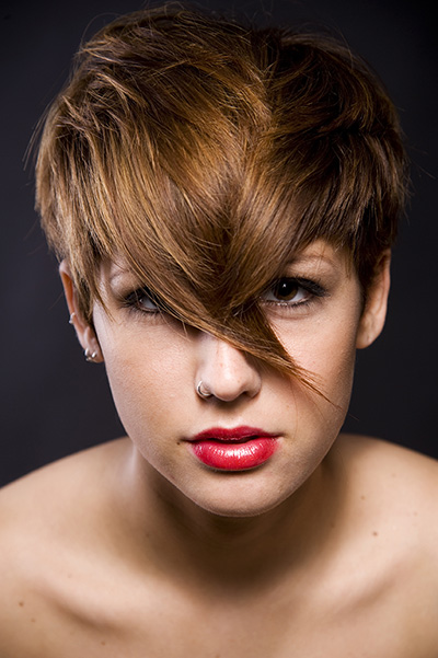 Pixie corto con ciuffo sfilato - Foto: @adobestock.com