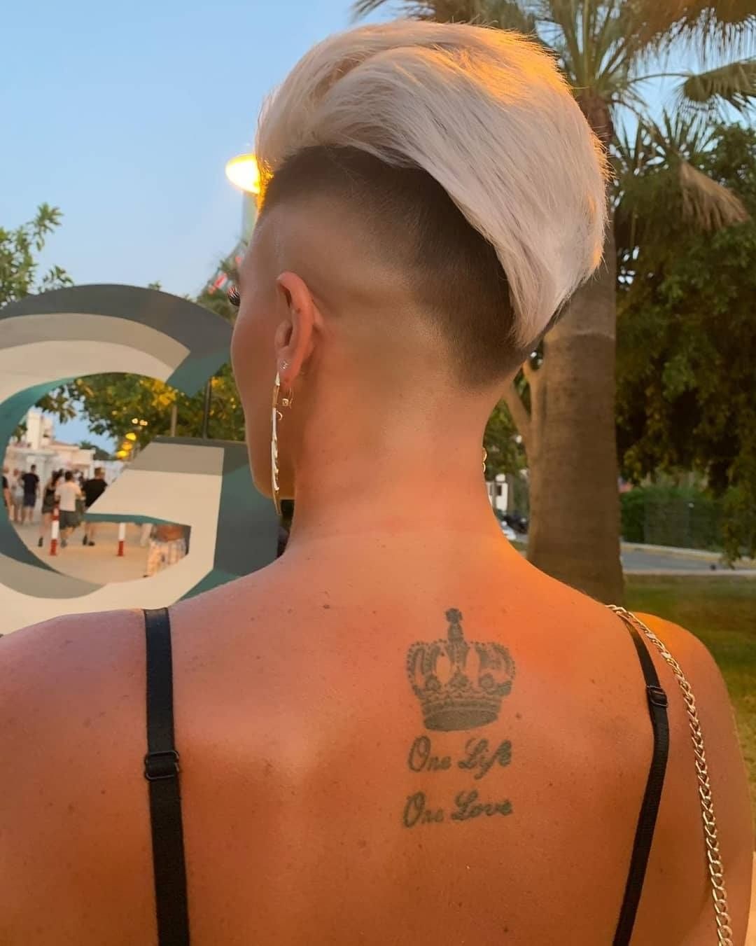 Pixie rasato a due colori - Instagram: @rebeka_1206