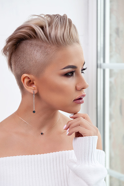Pixie rasato con ciuffo - Foto: @adobestock.com