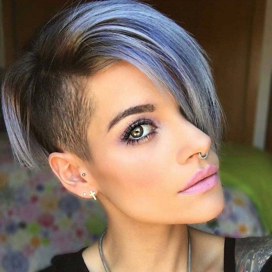 Pixie rasato con riflessi blu - Instagram: @areyoureadyhair