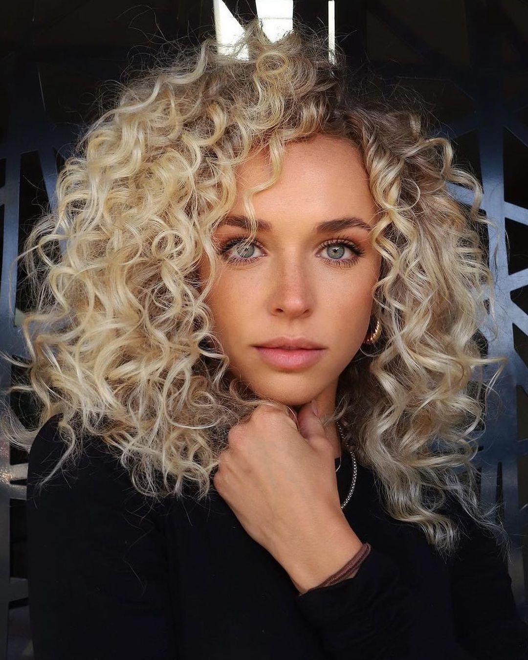 Sfumature bionde su capelli ricci - Instagram: @maggiemh 