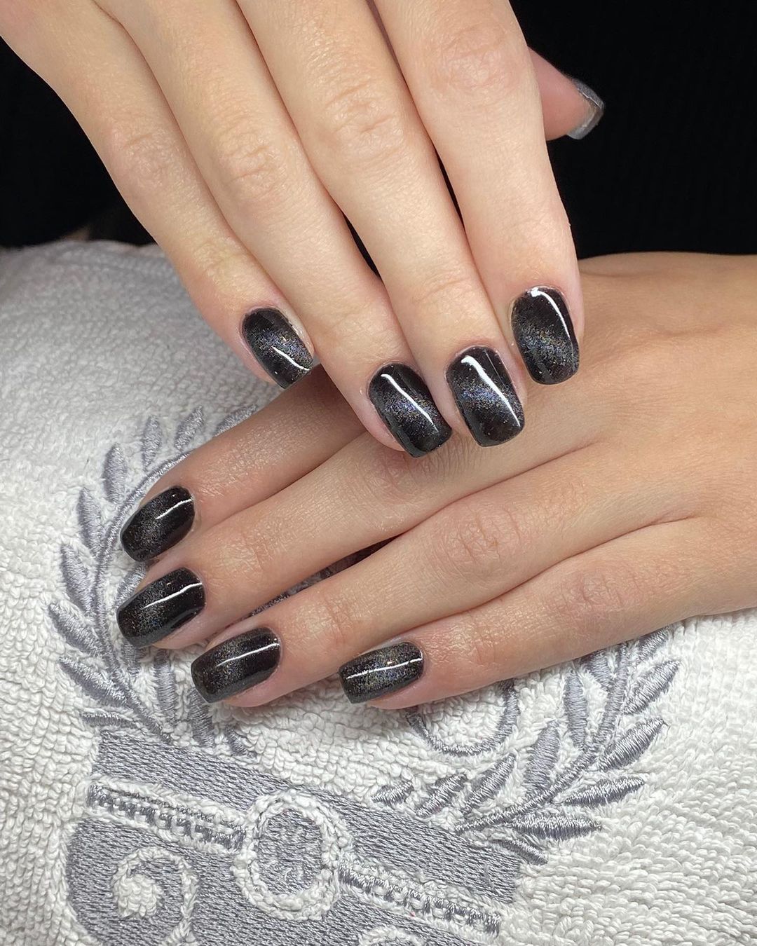 Smalto nero brillantinato - Instagram: @telos_esteticabenessere