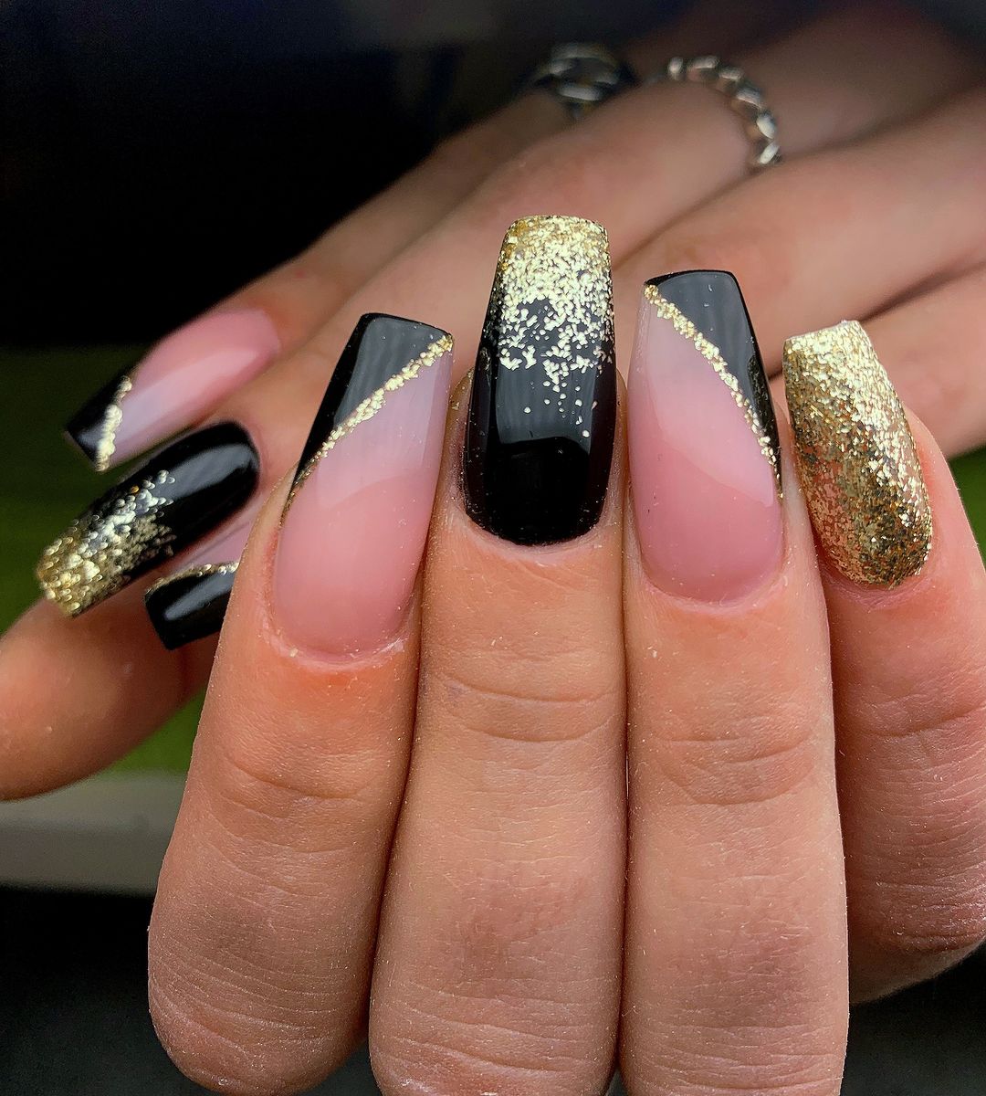 Smalto nero e oro - Instagram: @telos_esteticabenessere