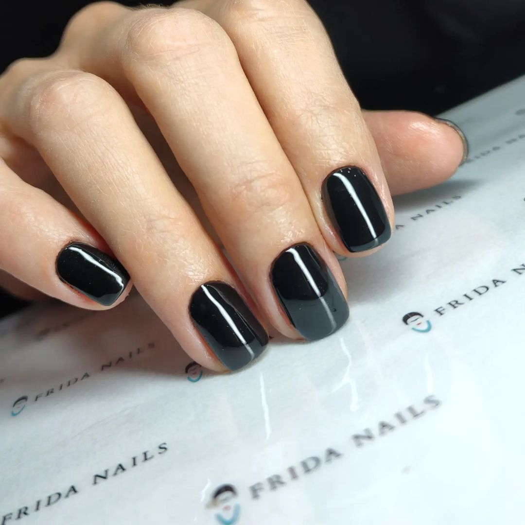 Smalto nero lucido - Instagram: @fridanailsroma