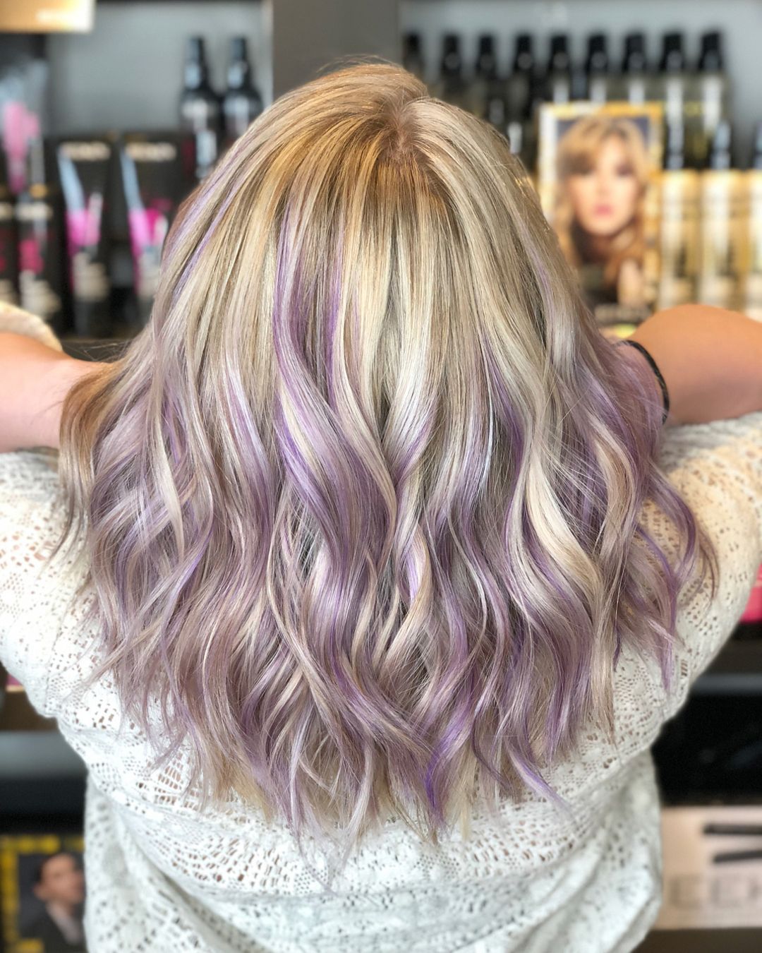 Taglio medio con riflessi viola - Instagram: @hairstylistshawna