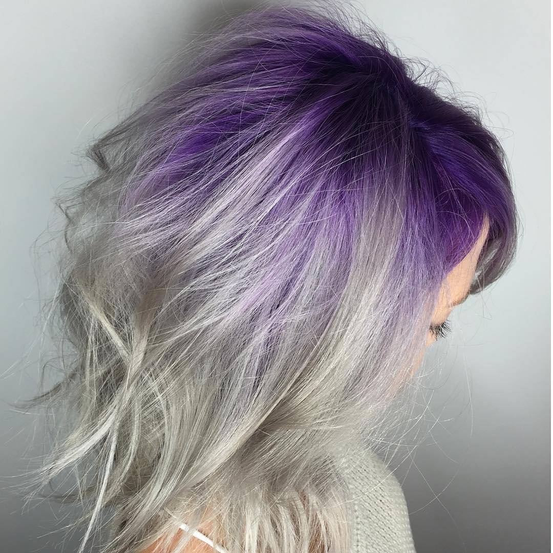 Taglio medio con riflessi viola - Instagram: @hairbykristinamarie