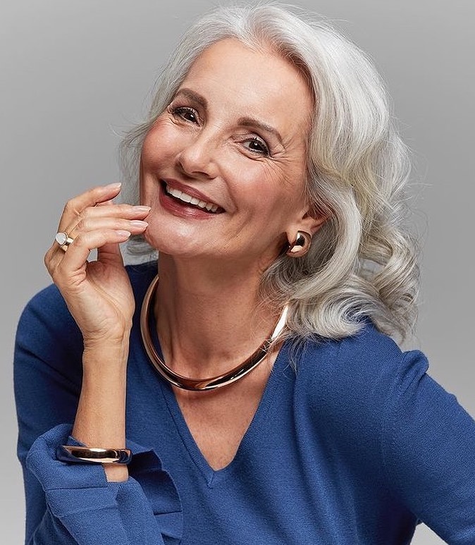 Taglio medio mosso over 50 - Instagram: @ladymodelgabriela 