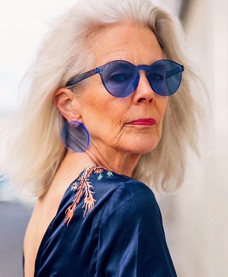 Taglio medio over 50 - Instagram: @advancedstyle 