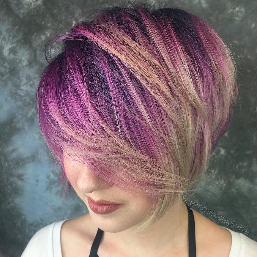 Taglio pixie con riflessi rosa - Instagram: @kotawade