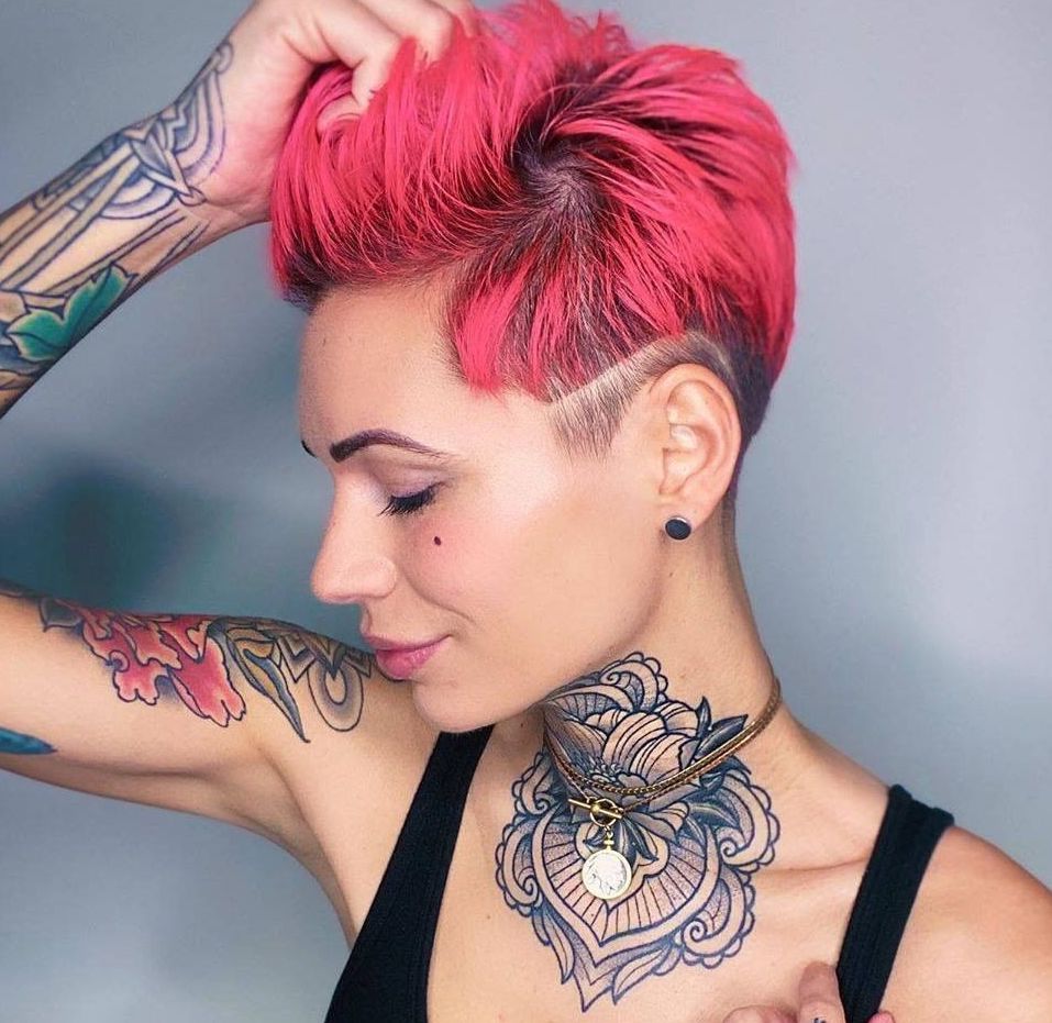 Taglio pixie fucsia - Instagram: @kaitlyn_hubert