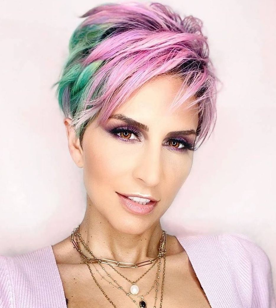 Taglio pixie rosa e verde - Instagram: @alineh_a
