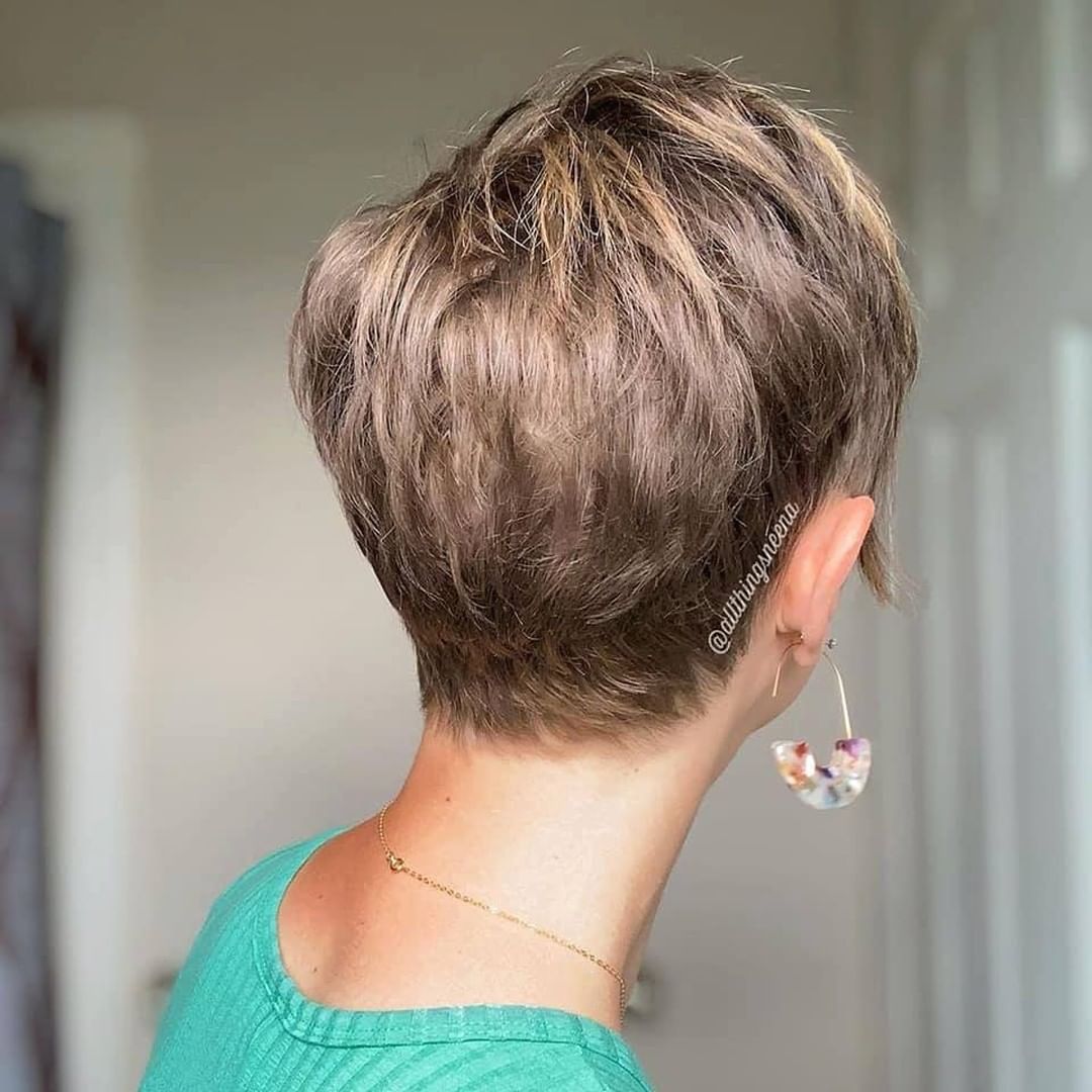 Taglio pixie visto da dietro - Instagram: @kurzhaarestylen