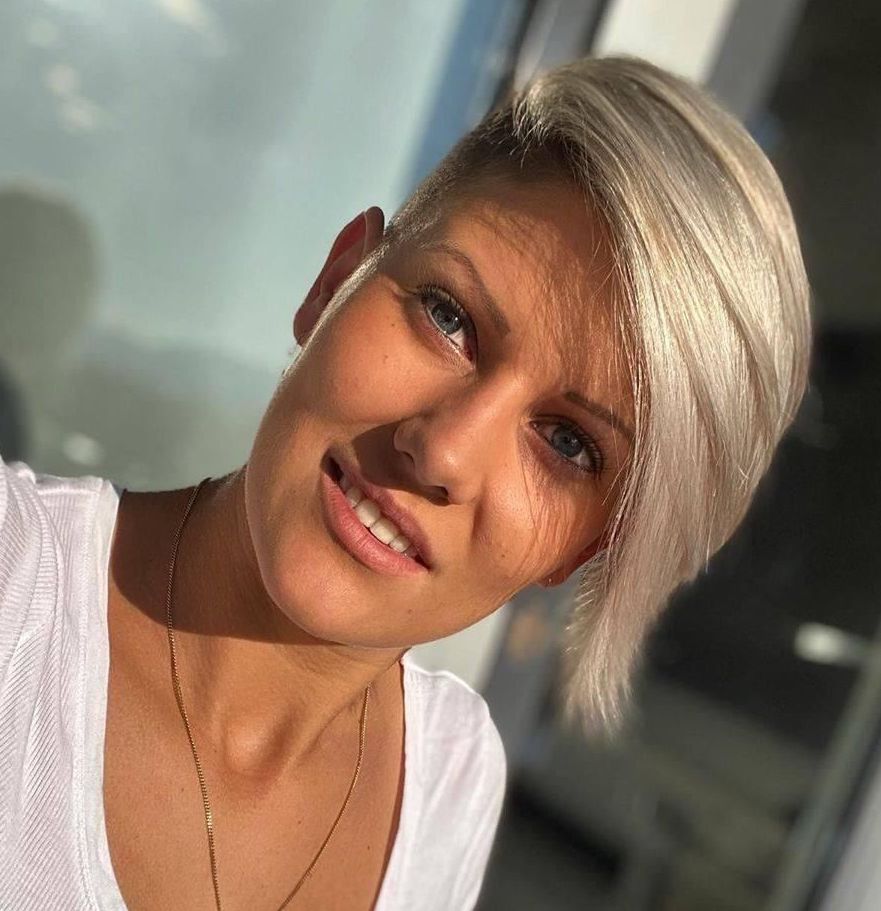 Taglio pixie con ciuffo lungo - Instagram: @al_bandi