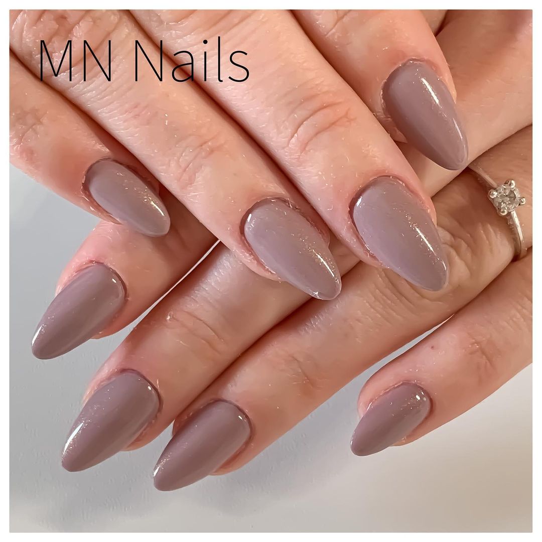 Unghie a mandorla color tortora - Instagram: @mn__nails