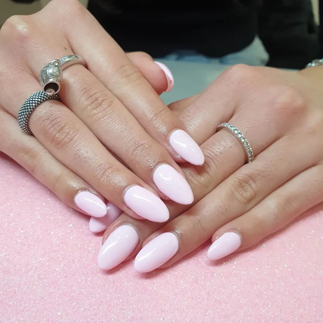 Unghie a mandorla rosa - Instagram: @glitter_nailsroma