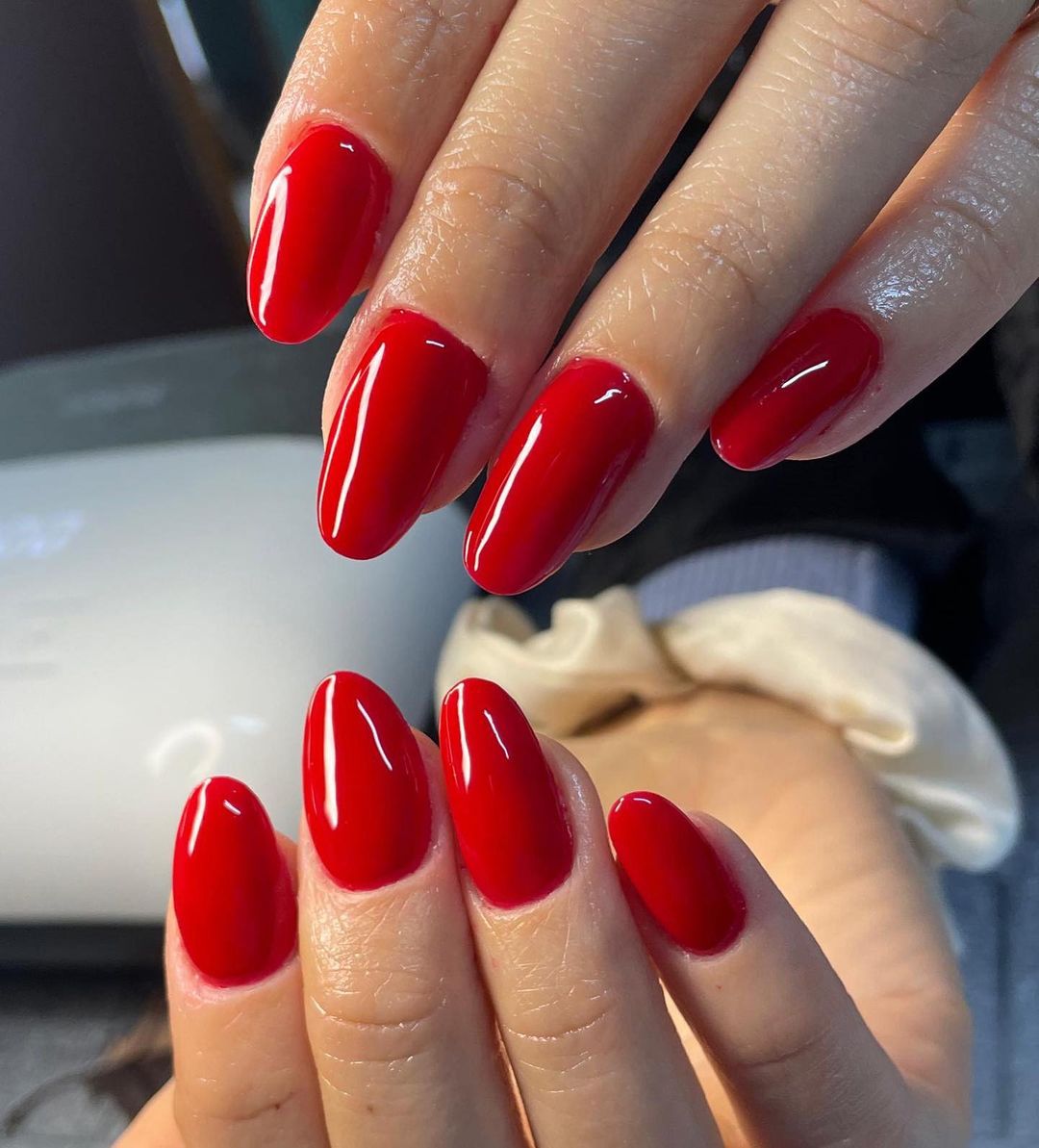 Unghie a mandorla rosse - Instagram: @tata_nails_94