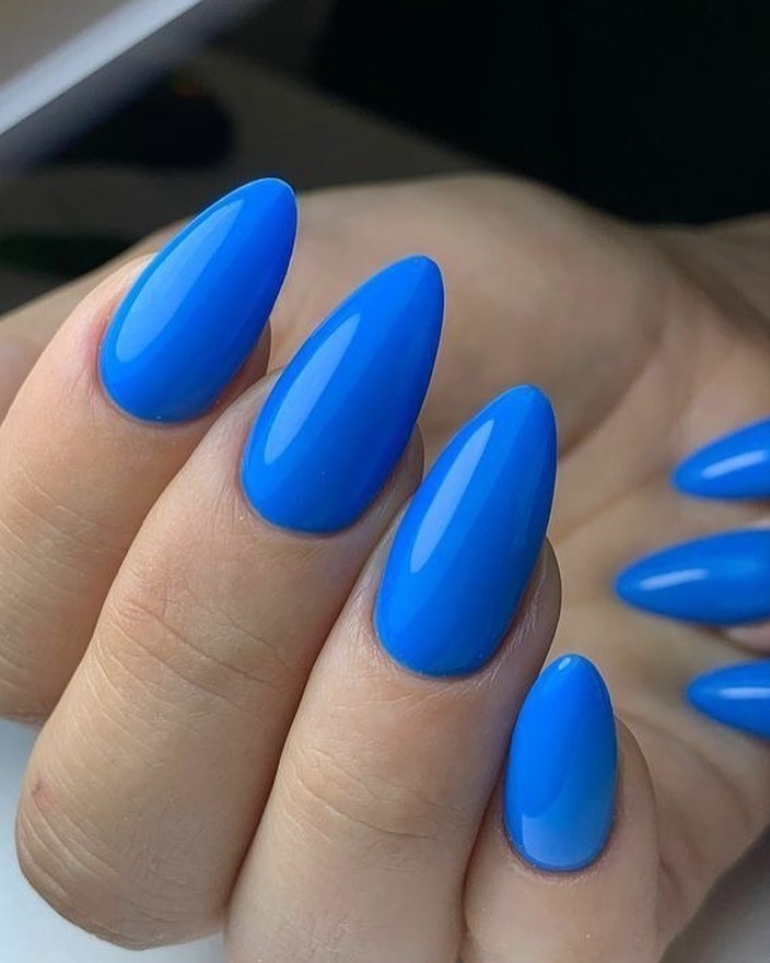 Unghie a mandorla blu - Instagram: @unghieecigliatorino
