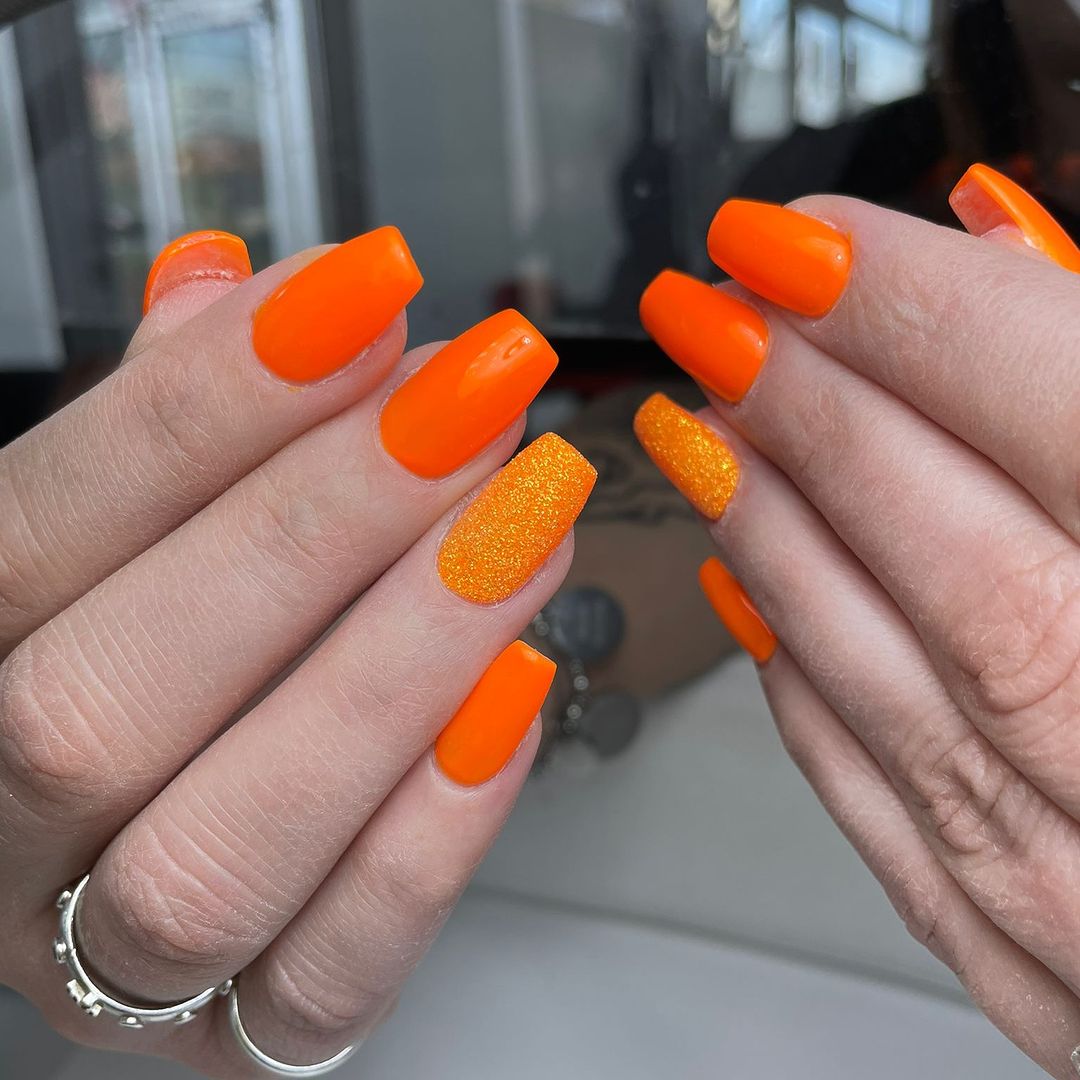 Unghie arancio fluo - Instagram: @redwhitenails_