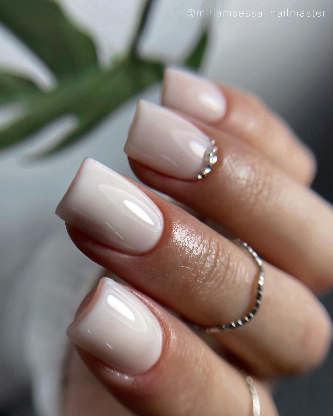 Unghie bianco latte - Instagram: @miriamsessa_nailmaster