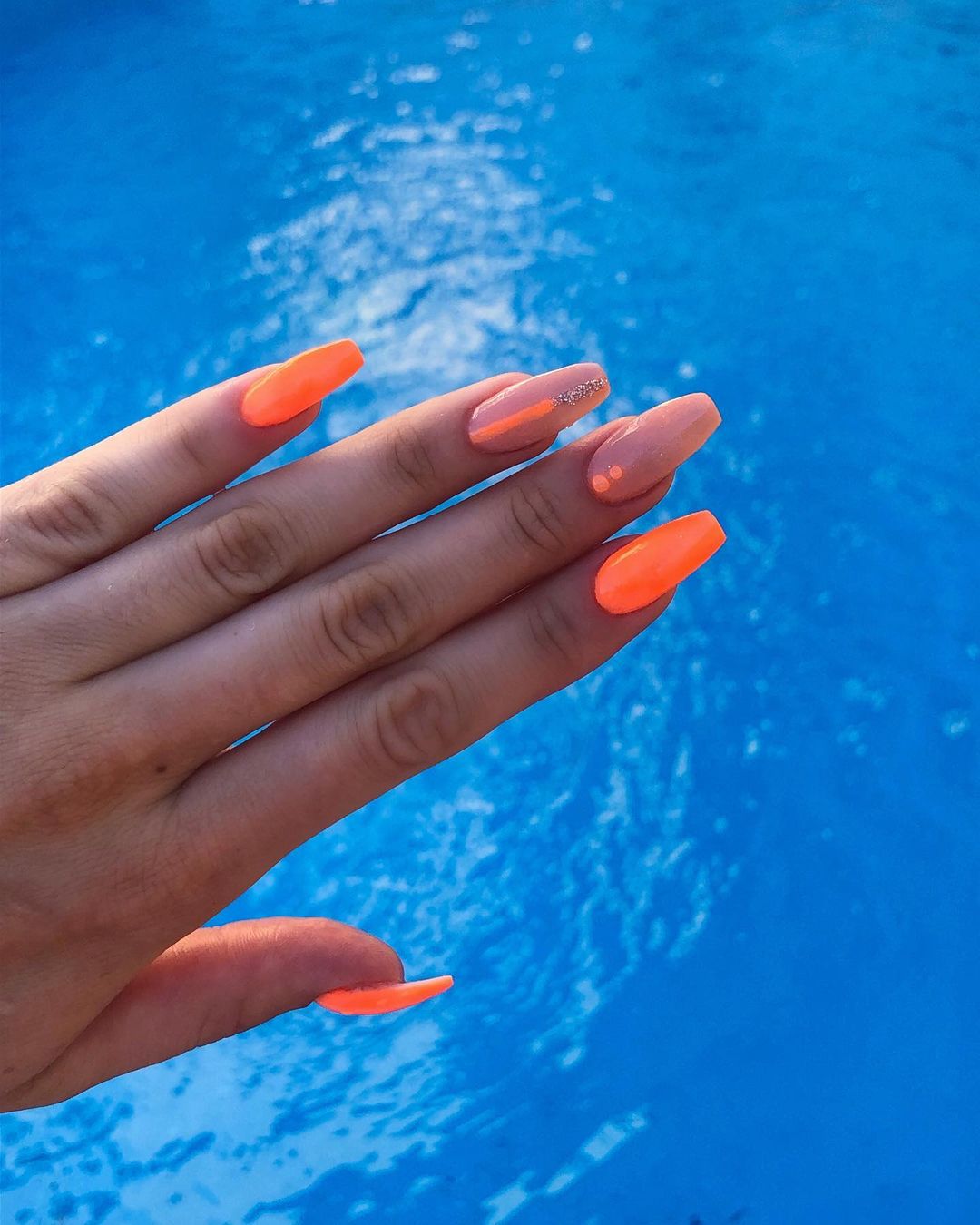Unghie fluo arancioni - Instagram: @magic_touch_iris