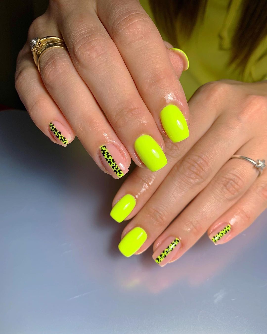 Unghie fluo gialle - Instagram: @agnes.k_a