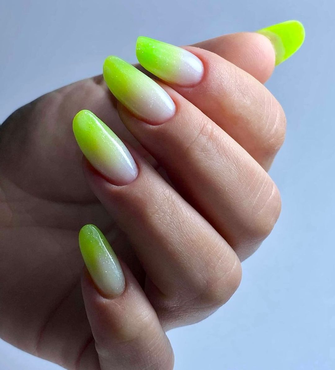 Unghie fluo verdi - Instagram: @andreea.nagelstudio 