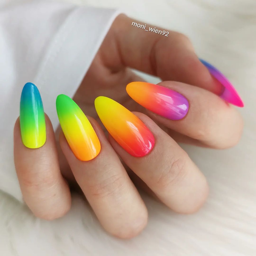 Unghie fluo - Instagram: @moni_wien92